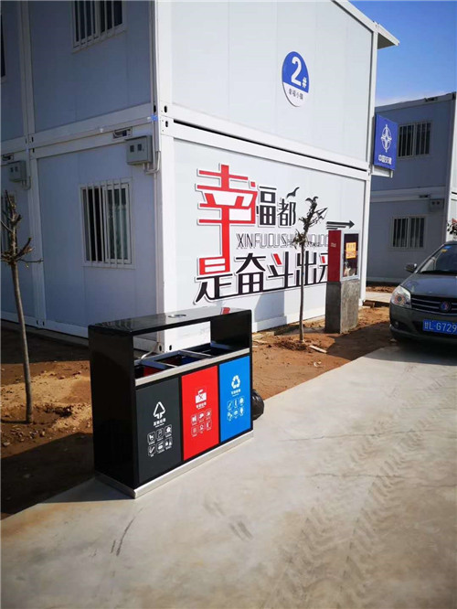 甘肃省平凉市体育运动公园，分类垃圾箱以及垃